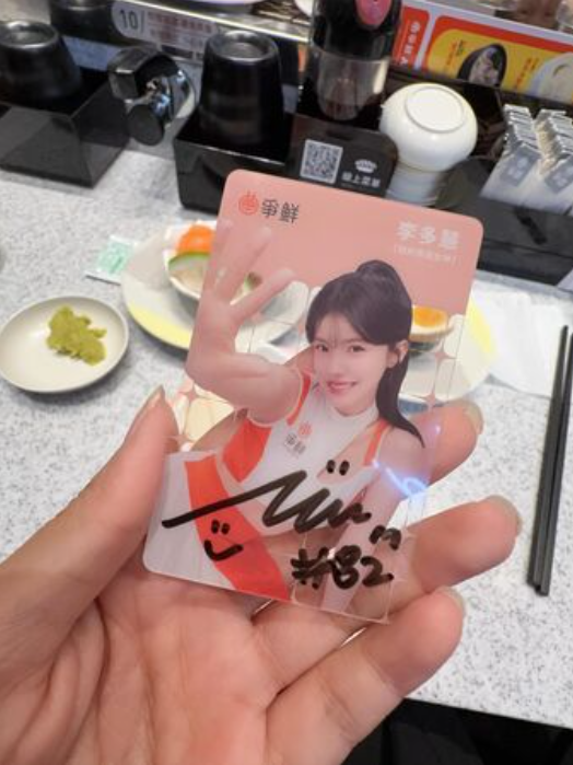 李多慧送粉絲簽名小卡。（圖／翻攝Threads）